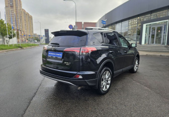 Подержанный автомобиль Toyota RAV4 2017 года (4 фото)