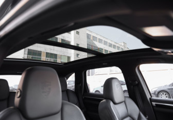 Подержанный автомобиль Porsche Cayenne 2015 года (27 фото)