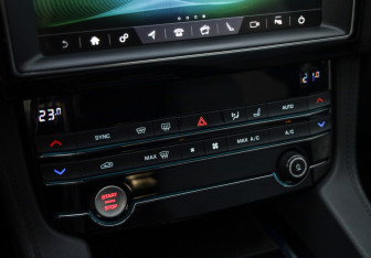 Подержанный автомобиль Jaguar F-Pace 2020 года (19 фото)
