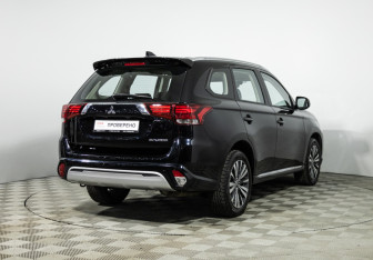 Подержанный автомобиль Mitsubishi Outlander 2022 года (5 фото)