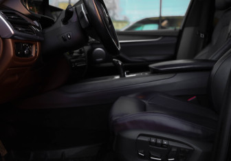 Подержанный автомобиль BMW X5 2013 года (28 фото)