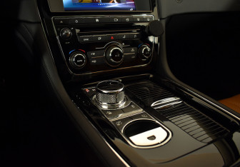 Подержанный автомобиль Jaguar XJ 2016 года (77 фото)