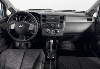 Подержанный автомобиль Nissan Tiida Hatchback 2011 года (15 фото)