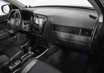 Подержанный автомобиль Mitsubishi Outlander 2017 года (12 фото)