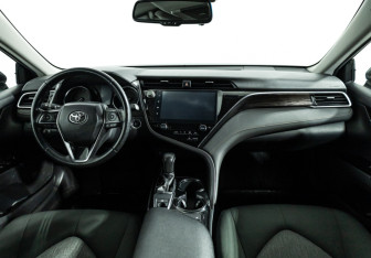 Подержанный автомобиль Toyota Camry Sedan 2019 года (13 фото)