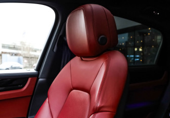 Подержанный автомобиль Porsche Cayenne 2020 года (30 фото)