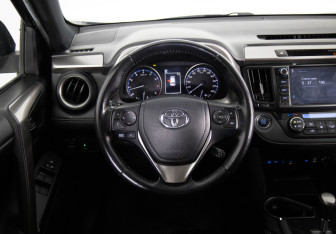 Подержанный автомобиль Toyota RAV4 2019 года (9 фото)