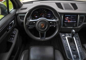 Подержанный автомобиль Porsche Macan 2018 года (12 фото)