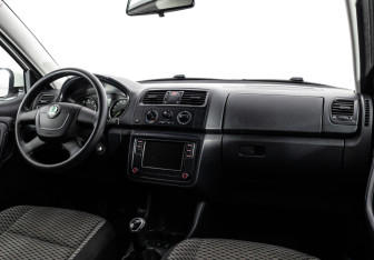 Подержанный автомобиль Skoda Fabia Hatchback 2012 года (9 фото)