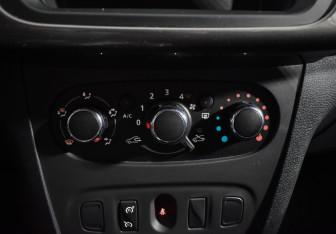 Подержанный автомобиль Renault Sandero 2016 года (15 фото)