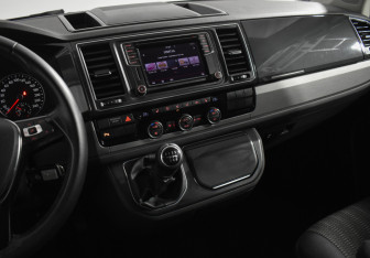 Подержанный автомобиль Volkswagen Caravelle 2018 года (19 фото)