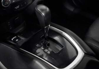 Подержанный автомобиль Nissan X-Trail 2015 года (10 фото)