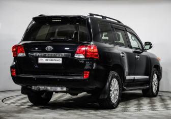 Подержанный автомобиль Toyota Land Cruiser Suv 2013 года (5 фото)