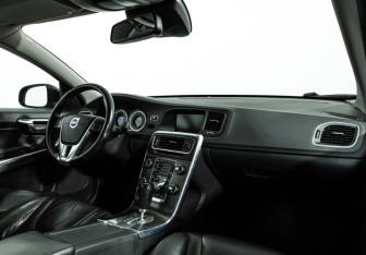 Подержанный автомобиль Volvo S60 2012 года (9 фото)