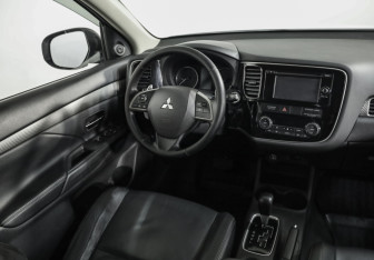 Подержанный автомобиль Mitsubishi Outlander 2014 года (9 фото)