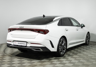 Подержанный автомобиль Kia K5 2022 года (5 фото)