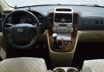 Подержанный автомобиль Kia Carnival 2007 года (14 фото)