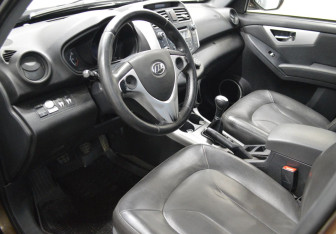 Подержанный автомобиль Lifan X60 2015 года (10 фото)