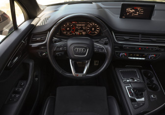 Подержанный автомобиль Audi Q7 2015 года (12 фото)