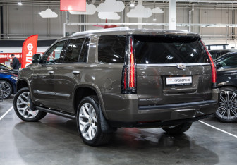 Подержанный автомобиль Cadillac Escalade Suv 2015 года (11 фото)