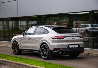 Подержанный автомобиль Porsche Cayenne 2021 года (8 фото)
