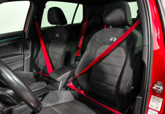Подержанный автомобиль Volkswagen Golf R Hatchback 2019 года (12 фото)