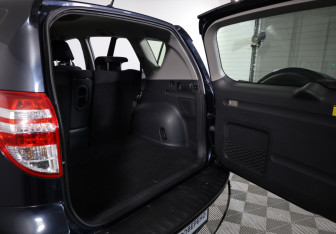 Подержанный автомобиль Toyota RAV4 2012 года (20 фото)