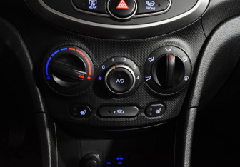 Подержанный автомобиль Hyundai Solaris Hatchback 2015 года (15 фото)