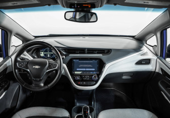 Подержанный автомобиль Chevrolet Bolt 2017 года (10 фото)