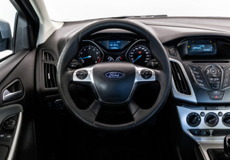 Подержанный автомобиль Ford Focus Sedan 2012 года (11 фото)
