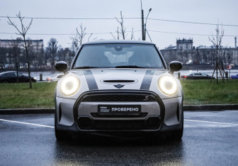 Подержанный автомобиль MINI Hatch 2021 года (3 фото)