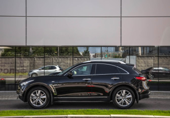 Подержанный автомобиль Infiniti QX70 2016 года (9 фото)