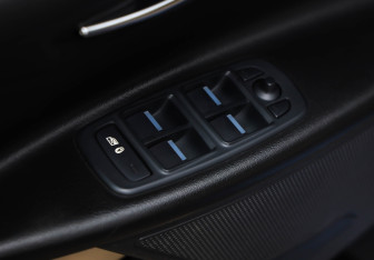 Подержанный автомобиль Jaguar XE 2015 года (22 фото)