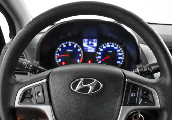 Подержанный автомобиль Hyundai Solaris Hatchback 2016 года (14 фото)