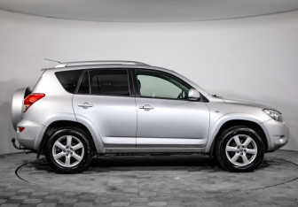 Подержанный автомобиль Toyota RAV4 2008 года (4 фото)