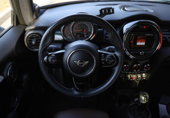 Подержанный автомобиль MINI Hatch 2019 года (12 фото)