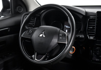 Подержанный автомобиль Mitsubishi Outlander 2019 года (14 фото)