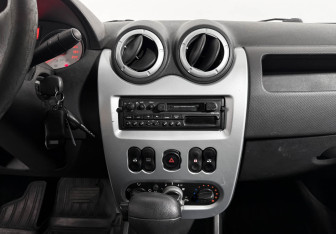 Подержанный автомобиль Renault Logan Sedan 2011 года (17 фото)