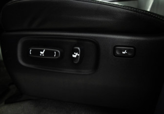 Подержанный автомобиль Toyota Land Cruiser Suv 2011 года (15 фото)