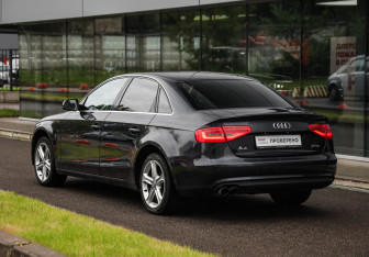 Подержанный автомобиль Audi A4 Sedan 2013 года (8 фото)
