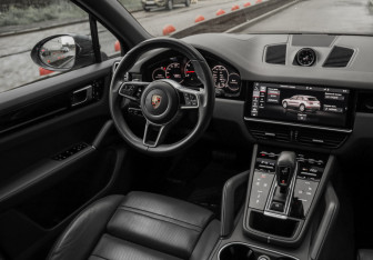 Подержанный автомобиль Porsche Cayenne 2020 года (13 фото)