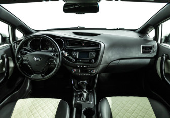 Подержанный автомобиль Kia Ceed Hatchback 2015 года (13 фото)