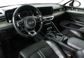 Подержанный автомобиль Kia K5 2021 года (11 фото)