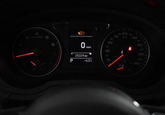 Подержанный автомобиль Audi Q3 2015 года (17 фото)