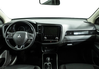 Подержанный автомобиль Mitsubishi Outlander 2021 года (13 фото)