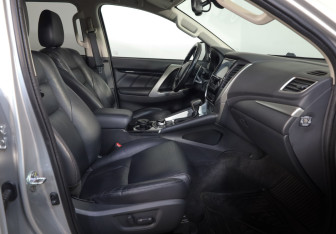 Подержанный автомобиль Mitsubishi Pajero Sport 2018 года (24 фото)