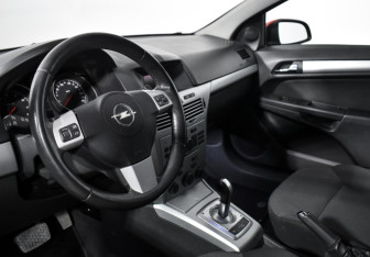 Подержанный автомобиль Opel Astra Hatchback 2010 года (9 фото)
