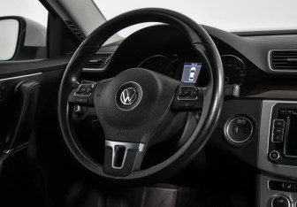 Подержанный автомобиль Volkswagen Passat Sedan 2012 года (15 фото)