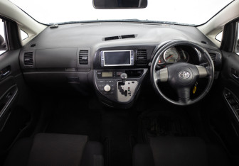 Подержанный автомобиль Toyota Wish Compactvan 2005 года (9 фото)