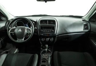 Подержанный автомобиль Mitsubishi ASX 2015 года (13 фото)